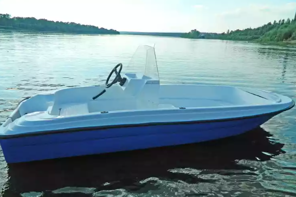 Стеклопластиковая лодка Пингвин с консолью (тримаран) в Нижнем Тагиле