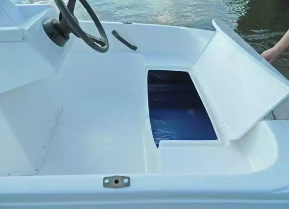 Стеклопластиковая лодка Пингвин с консолью (тримаран) в Нижнем Тагиле