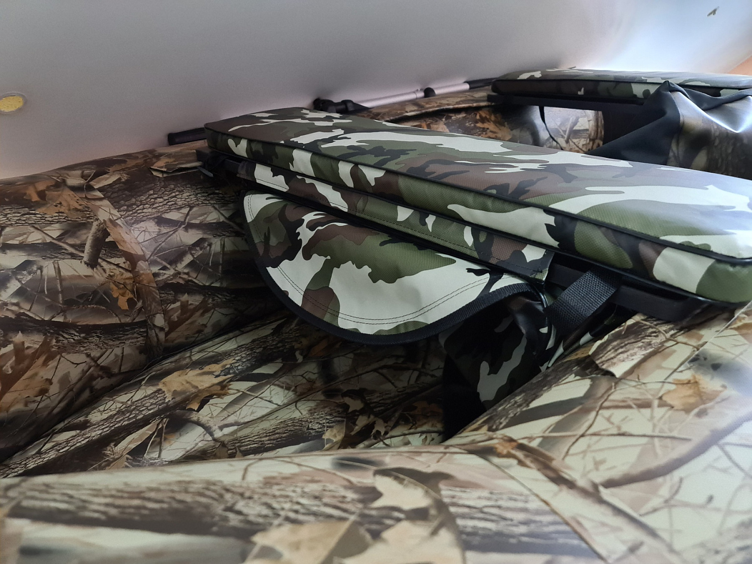 КОМПЛЕКТ МЯГКИХ НАКЛАДОК С СУМКОЙ ДЛЯ ЛОДОК 105Х20 КАМУФЛЯЖ в Нижнем Тагиле